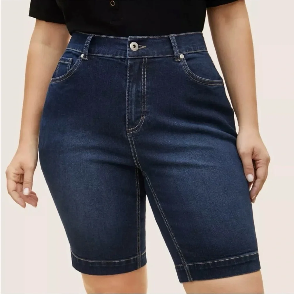 NWT!Super Stretchy Women's Pockets Side Slit Denim Shorts Size 24 or 3X